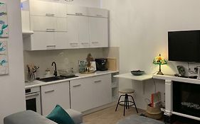 Charming Studio Apartment In The Heart Of The Jewish District!